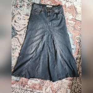 Maxi Denim Skirt Long Comfy Stretchy Medium to Dark jean Adorable size Medium